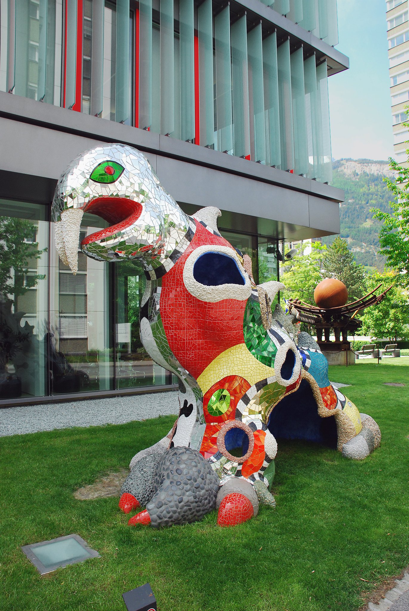 Eine Haus Skulptur  la Niki de Saint  Phalle